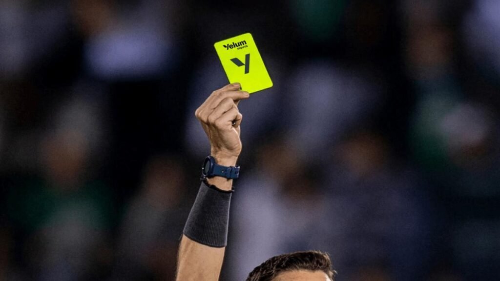 Cartão amarelo do futebol brasileiro ganha publicidade inédita da Yelum Seguros
