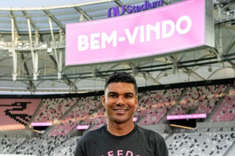Casemiro poses with the number five jersey he will wear for Inter Miami. Photo: Disclosure