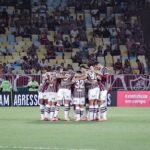 Fluminense players embrace before the match against Mirassol. Credit: MARCELO GONÇALVES / FLUMINENSE F.C.