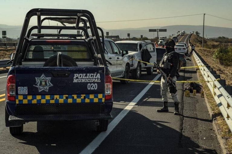 National Guard soldiers at a crime scene where a body was found in Celaya, an industrial city in central Mexico, on February 10, 2026 (Alejandro Cegarra/The New York Times)