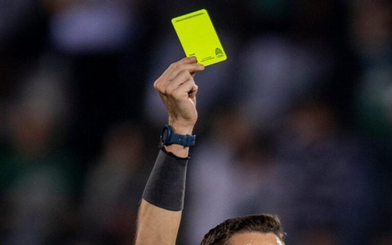 Yellow card (Photo: Liamara Polli/AGIF)