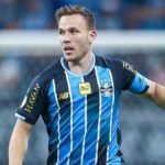 Corinthians mira Arthur Melo mas esbarra em alto salário e 'transfer ban'