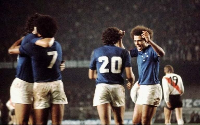 Cruzeiro players celebrate a goal against River Plate (Photo: Reproduction Cruzeiro)