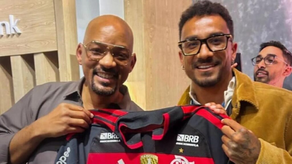 Danilo presenteia Will Smith com camisa do Flamengo em evento