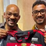 Danilo presenteia Will Smith com camisa do Flamengo em evento