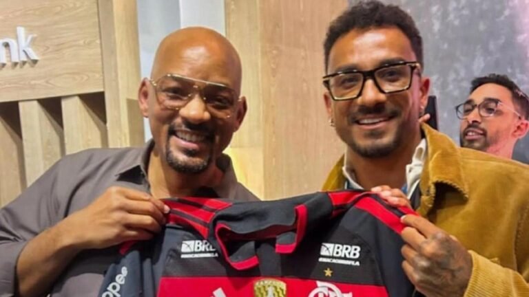Danilo presenteia Will Smith com camisa do Flamengo em evento