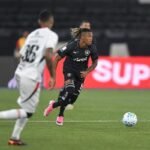 Danilo takes the field for Botafogo against Vitória — Photo: AGIF