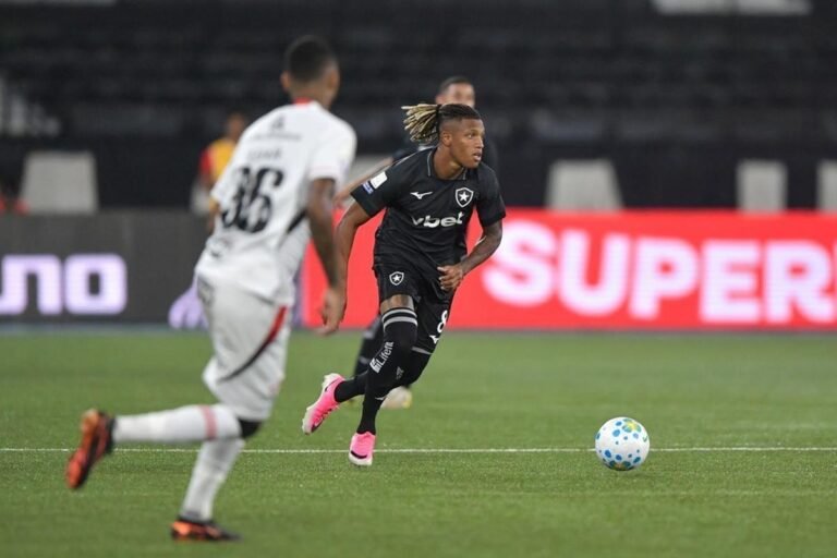 Danilo takes the field for Botafogo against Vitória — Photo: AGIF