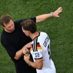 Julian Nagelsmann, Germany's coach, gives instructions to midfielder Goretzka during a match against Paraguay (Photo: Jewel Samad / AFP)
