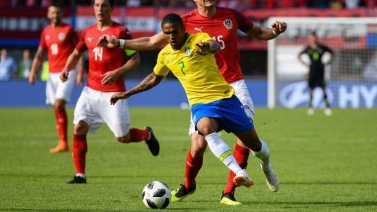 Douglas Costa deixa quarta divisão italiana e acerta com Al-Ittifaq para jogar com Balotelli