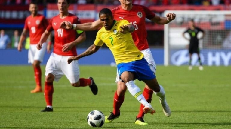 Douglas Costa played in the 2018 World Cup for the Brazil national team (Photo: Granada, Wikimedia Commons)