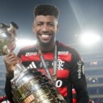 Emerson Royal celebra um ano no Flamengo com conquistas e evolução