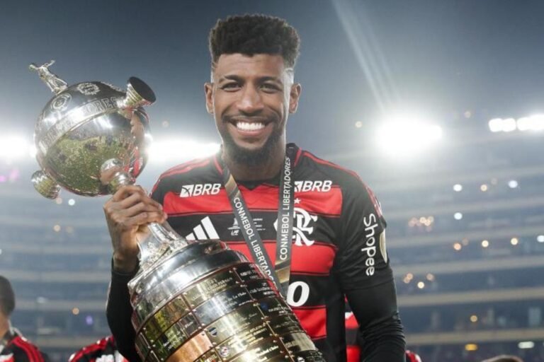 Emerson Royal celebra um ano no Flamengo com conquistas e evolução