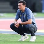 Lionel Scaloni distraught after the final defeat to Spain; the coach hinted he might leave Argentina's helm at the end of the year – Patricia de Melo Moreira/AFP