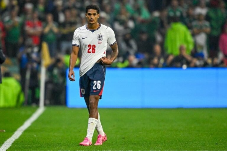 Quansah was sent off in the Round of 16 against Mexico — Photo: Alfredo ESTRELLA / AFP