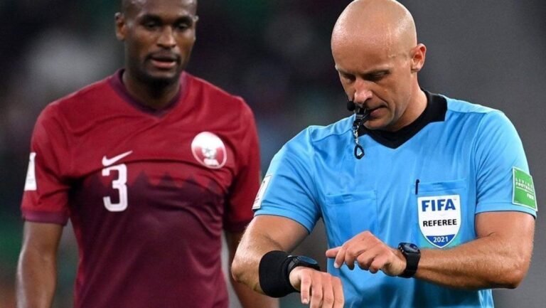 Credit: Reproduction / CNN Brasil. Illustrative image of a referee on a football field.