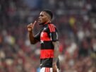 Evertton Araújo celebrates during a match between Flamengo and Vitória. Credit: André Durão