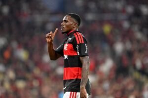 Evertton Araújo celebrates during a match between Flamengo and Vitória. Credit: André Durão