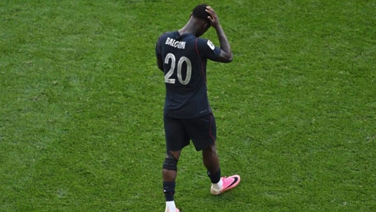 The Balogun case sparks a behind-the-scenes war: FIFA hits back at UEFA, citing hypocrisy. Photo: Esporte News Mundo