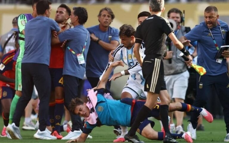 Paredes involved in commotion during the World Cup Final (Photo: CHARLY TRIBALLEAU / AFP)