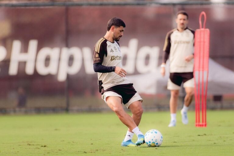 Arrascaeta and Léo Ortiz trained separately from the squad at Flamengo — Photo: Adriano Fontes / Flamengo