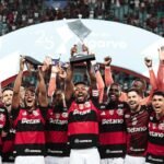 Flamengo, featuring Bruno Henrique, lifts the Algarve Trophy. Photo: @Flamengo/X/Disclosure