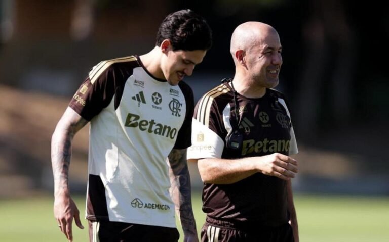 Pedro alongside Leonardo Jardim during Flamengo's training in Portugal. Credit: Gilvan de Souza/Flamengo