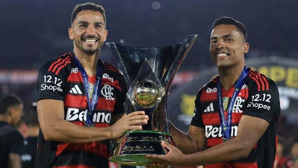 Flamengo garante Alex Sandro até 2027 e espera por Danilo no elenco