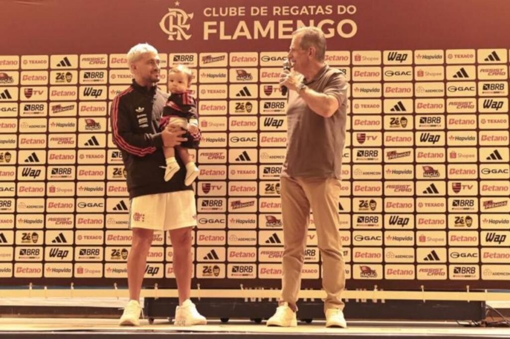 Flamengo oficializa homenagem e Arrascaeta ganhará busto na Gávea