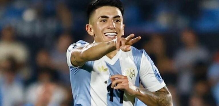 Thiago Almada celebrates a goal for the Argentina national team. Credit: Reproduction / UOL.