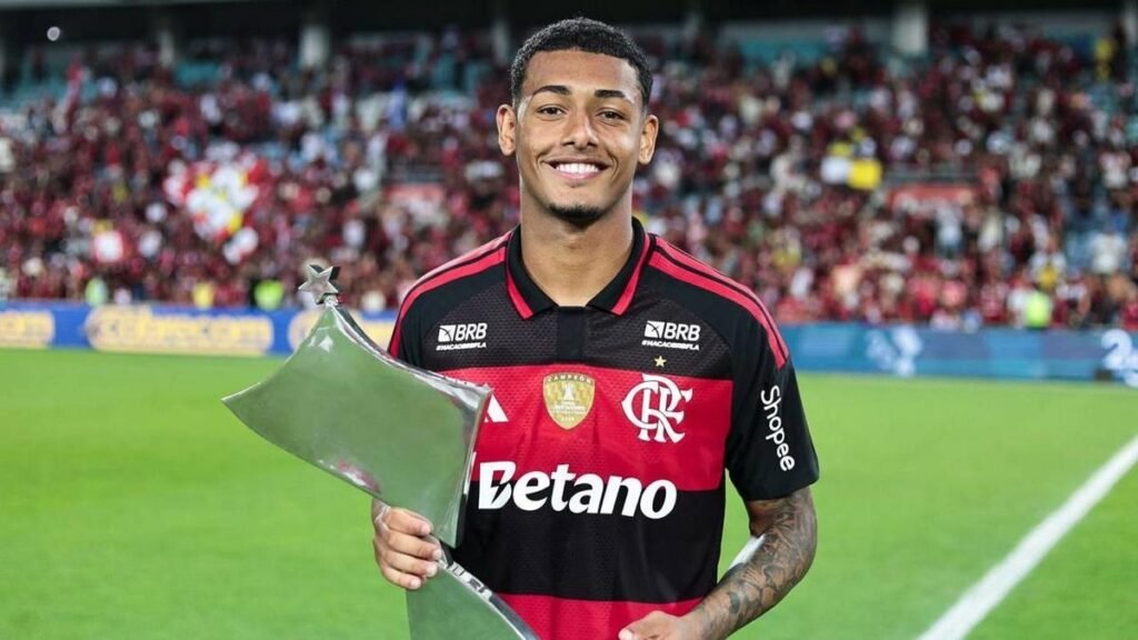 Flamengo rejeita oferta milionária do Grupo City pelo zagueiro João Victor