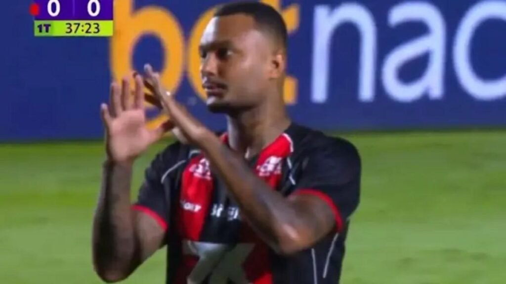 Flamengo tropeça e vê Palmeiras abrir oito pontos de vantagem no Brasileirão