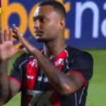 Flamengo tropeça e vê Palmeiras abrir oito pontos de vantagem no Brasileirão