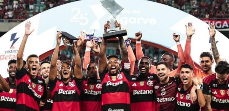 Flamengo celebrates winning the Algarve Trophy after defeating Benfica in Portugal. Credit: Gilvan de Souza / Flamengo