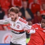 Carbonero and Léo Pereira in action during the match between Internacional and Flamengo in the Brazilian Serie A. Credit: UOL Esporte