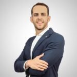 Alexandre Piccinini, from Lavup, explains that the company opted for wood accents in the laundromats, creating a cozy environment that feels like an extension of the customer's home. (Credit: Lavup/Disclosure)