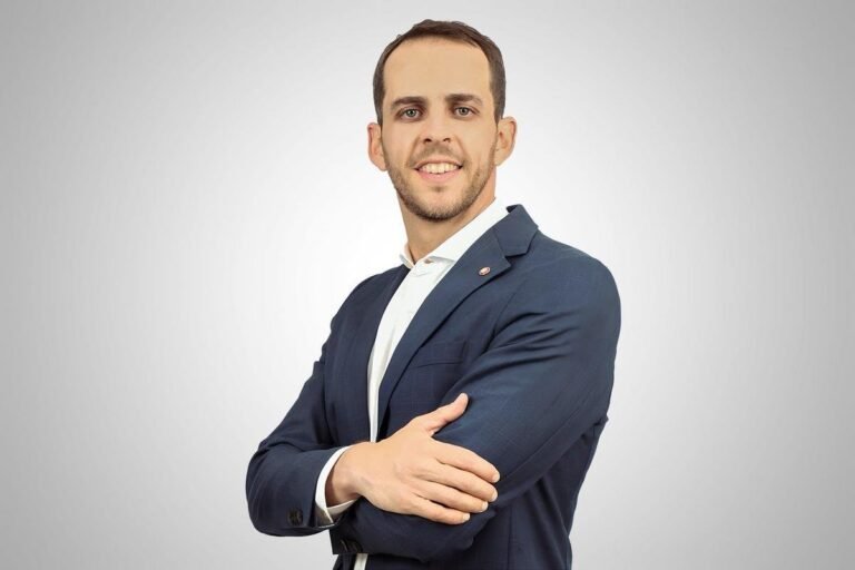 Alexandre Piccinini, from Lavup, explains that the company opted for wood accents in the laundromats, creating a cozy environment that feels like an extension of the customer's home. (Credit: Lavup/Disclosure)