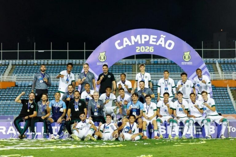 Goiás celebrate the Brazilian U-20 Serie B title — Photo: Rafael Ribeiro/CBF