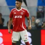 Internacional defender Victor Gabriel, who received a maximum suspension from the STJD after a tackle on Cruzeiro forward Gabriel Pec, who fractured his tibia and underwent surgery.