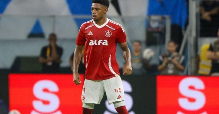 Internacional defender Victor Gabriel, who received a maximum suspension from the STJD after a tackle on Cruzeiro forward Gabriel Pec, who fractured his tibia and underwent surgery.