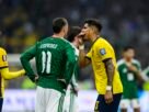 Hincapié é expulso por cobrir a boca durante jogo da Copa sob Lei Vini Jr