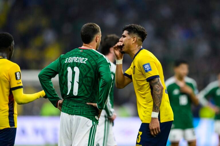 Hincapié é expulso por cobrir a boca durante jogo da Copa sob Lei Vini Jr