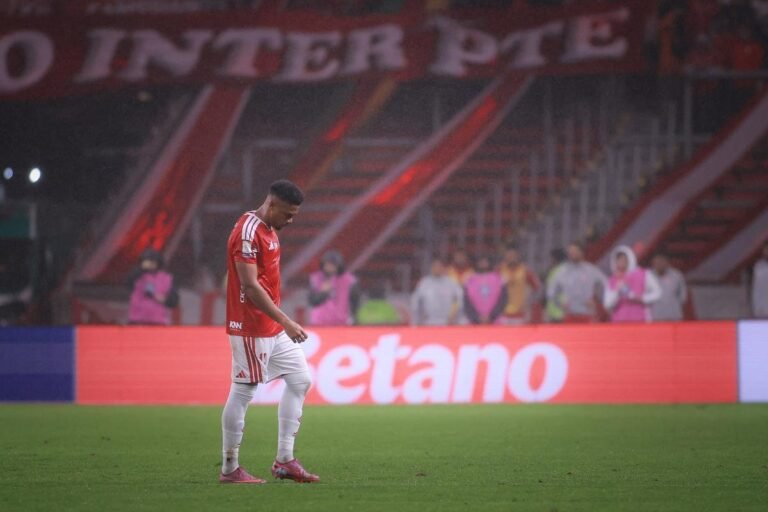 Defender Victor Gabriel was sent off in the match between Internacional and Cruzeiro. Credit: Maxi Franzoi/AGIF