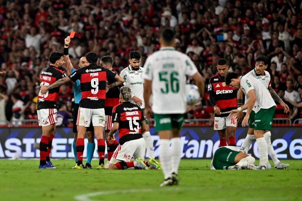 Jorge Carrascal cumpre suspensão e volta a reforçar o Flamengo contra o Inter