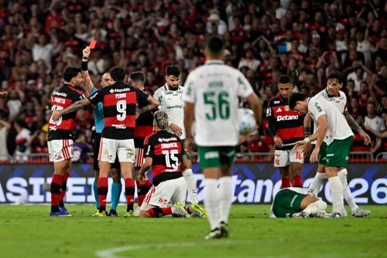 Jorge Carrascal cumpre suspensão e volta a reforçar o Flamengo contra o Inter