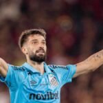 Lautaro Díaz celebrating a goal for Santos (Photo: Raul Baretta/Santos)