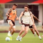 Carrascal and Léo Ortiz during Flamengo training — Photo: Adriano Fontes/Flamengo