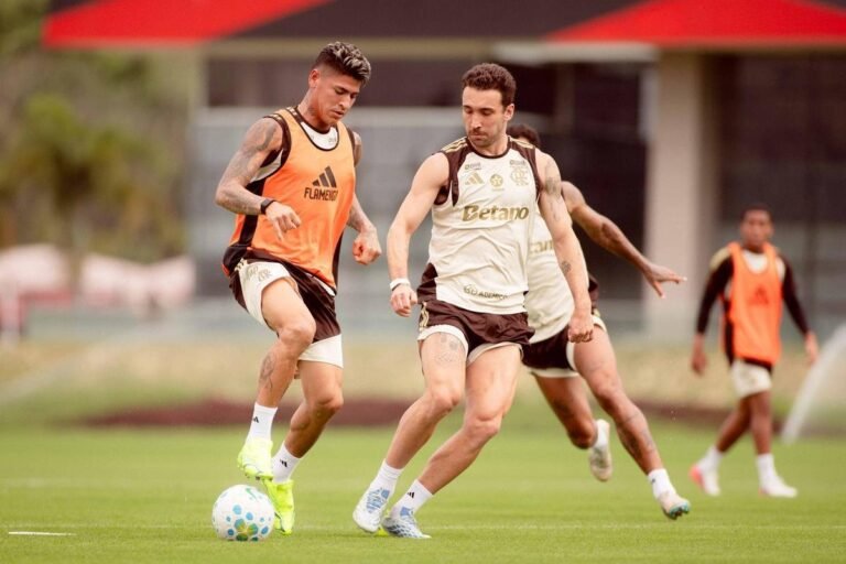 Carrascal and Léo Ortiz during Flamengo training — Photo: Adriano Fontes/Flamengo