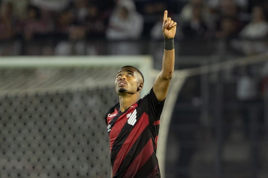 Leozinho celebra primeiros gols na Série A e relembra aposta no futebol após sucesso no futsal