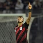 Leozinho celebra primeiros gols na Série A e relembra aposta no futebol após sucesso no futsal